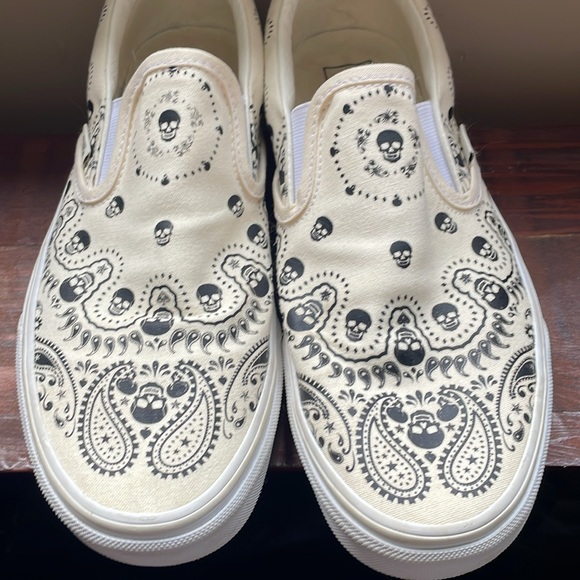 Vans Slip-On Sneakers - Cream with black skull design Men’s 8.5 / women’s 10 - Picture 4 of 6